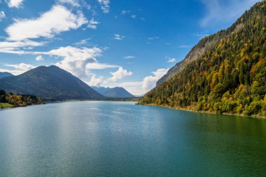 Sylvenstein gölü sonbaharda Bad Toelz, Bavyera, Almanya ve Avrupa yakınlarında.