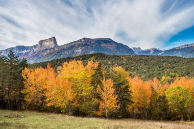 Fransız kırsalında. Clelles: Vercors tepeleri, Marly tepeleri ve Avrupa 'daki vadi Val de Drome, Fransa