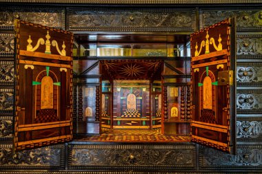 Grignan, Fransa - 21 Eylül 2020: Fransız yazar Madame de Sevigne 'nin yaşadığı Fransa' nın Grignan kentindeki tarihi Rönesans kalesinin iç manzarası.