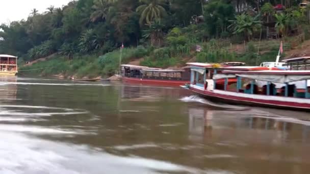 Båttur Typiska Båtarna Området Vid Floden Mekong Luang Prabang Laos — Stockvideo