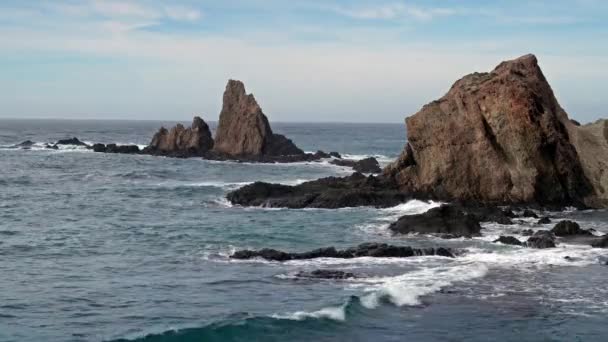 スペインのアルメリア州カボ ニハル公園のロッキー海岸 アンダルシア最大の保護地域 — ストック動画