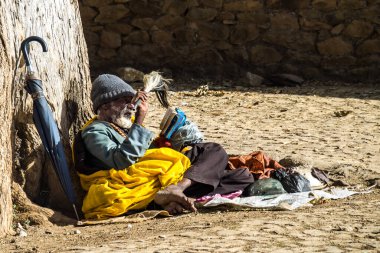 Aksum, Etiyopya - Şubat 09, 2020: Aksum Kuzey Stela Parkı 'ndaki Kilisede Ortodoks dilenci, Axum, Etiyopya' daki ünlü dikilitaş, UNESCO Dünya Mirası sahası.