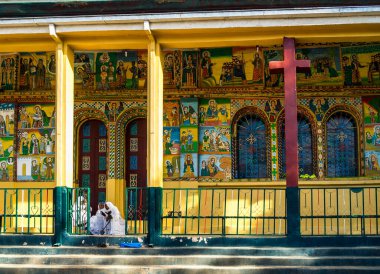 Aksum, Etiyopya - Şubat 09, 2020: Aksum Kuzey Stela Parkı 'ndaki kilise, Axum, Etiyopya, UNESCO Dünya Mirası sahasındaki ünlü dikilitaş.
