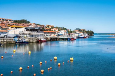 İspanya, Cantabria 'daki geleneksel San Vicente de la Barquera köyü manzarası