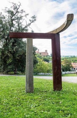 İspanya 'nın kuzeyinde, Cantabria' da bulunan küçük Comillas kasabasında heykel
