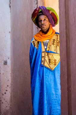 Telouet, Fas - 21 Ekim 2019: Fas 'ın Atlas Dağları' ndaki Telouet 'te Glaoui Kasbah kalıntılarında rehber.