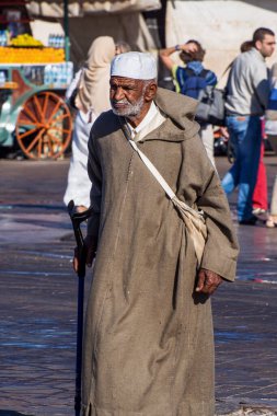 Marakeş, Fas - 22 Ekim 2019: Marakeş, Fas, Kuzey Afrika 'daki Jemaa el Fna pazar meydanındaki insanlar. Jemaa el-Fnaa, Marakeş 'in Medine' sinde ünlü bir meydan ve pazar yeridir.