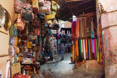 Marakeş, Fas - 22 Ekim 2019: Fas 'ın en büyük geleneksel pazarı olan Marakeş Çarşısı' ndaki insanlar, geleneksel Berberi halılarından modern elektronik halılara kadar çeşitli ürünler satıyorlar.