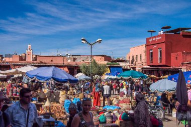Marakeş, Fas - 22 Ekim 2019: Fas 'ın en büyük geleneksel pazarı olan Marakeş Çarşısı' ndaki insanlar, geleneksel Berberi halılarından modern elektronik halılara kadar çeşitli ürünler satıyorlar.