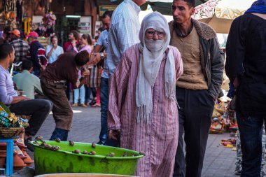 Marakeş, Fas - 22 Ekim 2019: Fas 'ın en büyük geleneksel pazarı olan Marakeş Çarşısı' ndaki insanlar, geleneksel Berberi halılarından modern elektronik halılara kadar çeşitli ürünler satıyorlar.