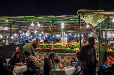 Marakeş, Fas - 22 Ekim 2019: Marakeş, Fas, Kuzey Afrika 'daki Jemaa el Fna pazar meydanı. Jemaa el-Fnaa, Marakeş 'in Medine' sinde ünlü bir meydan ve pazar yeridir.