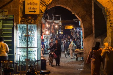 Marakeş, Fas - 22 Ekim 2019: Fas 'ın en büyük geleneksel pazarı olan Marakeş Çarşısı' ndaki insanlar, geleneksel Berberi halılarından modern elektronik halılara kadar çeşitli ürünler satıyorlar.