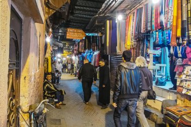 Marakeş, Fas - 22 Ekim 2019: Fas 'ın en büyük geleneksel pazarı olan Marakeş Çarşısı' ndaki insanlar, geleneksel Berberi halılarından modern elektronik halılara kadar çeşitli ürünler satıyorlar.