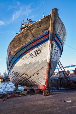 Essaouira, Fas - 24 Ekim 2019: Afrika 'daki Essaouira, Fas limanında bir sürü mavi balıkçı teknesi