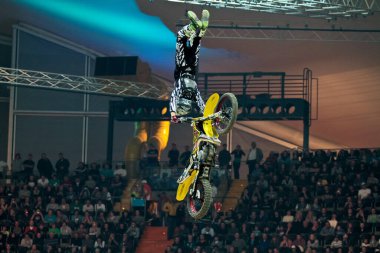 Münih, Almanya - 19 Kasım 2016: Münih Olimpiyat Salonu, Almanya 'da Supercross serisi. Supercross Serisi, Avrupa 'da kapalı mekan motokros şampiyonası..