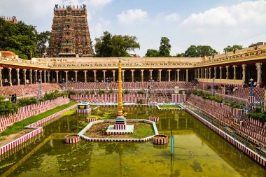 Meenakshi Sundareswarar Tapınağı Madurai 'de. Tamil Nadu, Hindistan. Bir tanesi Meenakshi 'ye, diğeri de Lord Sundareswarar' a adanmış ikiz bir tapınak.