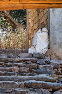 Yeha, Etiyopya - 10 Şubat 2020: Büyük Ay Tapınağı 'nda ortodoks bir hacı, Yeha, Etiyopya' daki Walia dağ keçisi