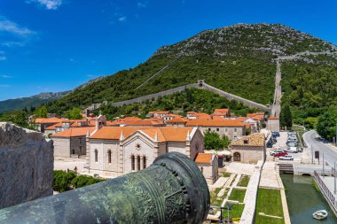 Çin Seddi 'nden sonra dünyanın en uzun ikinci şehir duvarı. Güney Hırvatistan 'ın en önemli turistik merkezlerinden biri. Dubrovnik yakınlarındaki Ston küçük kasabasında eski tuz tavaları hala kullanılıyor.