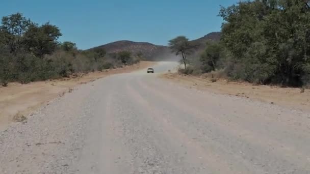 ナミビアのジュベール峠でオプフとセフォンテインの間の埃っぽい道を運転する — ストック動画