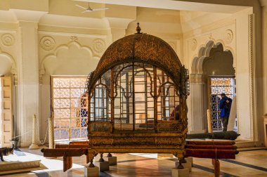 Jodhpur, Hindistan - Ocak 02, 2020: Antik kraliyet altın tahtırevan taşıma modu Hindistan 'ın Jodhpur kentindeki Mehrangarh Kalesi' ndeki müzede sergileniyor