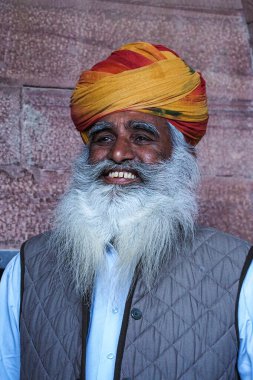Jodhpur, Hindistan - Ocak 02, 2020: Jodhpur, Hindistan 'da Mehrangarh Kalesi' nde geleneksel elbise ve renkli türbanlı yaşlı bir adamın portresi
