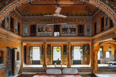 Mandawa, Hindistan - 29 Aralık 2019: Hindistan 'ın Rajasthan kentindeki Mandawa şehrinde renkli boyalı Haveli. Mandawa sokakları Haveli 'nin duvarlarındaki renkli resimleriyle ünlüdür..