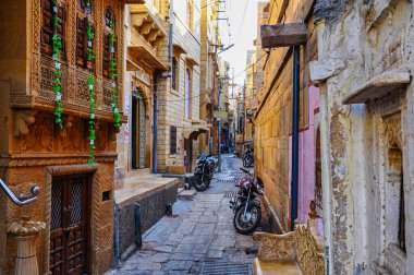 Jaisalmer, Hindistan - 31 Aralık 2019: Hindistan 'da Rajasthan sınırında yer alan Jaisalmer şehrinin yaşam, pazar, sokak ve evlerinin resmi