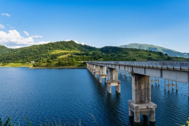 İtalya, Abruzzo 'da Campotosto Gölü. Deniz seviyesinden 1400 metre yukarıda, L 'Aquila vilayetindeki Appennini dağlarının kalbinde büyük bir yapay göl.