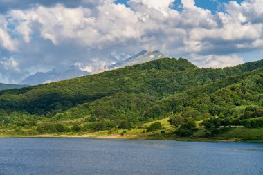İtalya, Abruzzo 'da Campotosto Gölü. Deniz seviyesinden 1400 metre yukarıda, L 'Aquila vilayetindeki Appennini dağlarının kalbinde büyük bir yapay göl.