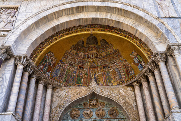 Площадь Святого Марка, Сан-Марко - туристический центр Венеции с культовыми достопримечательностями базилики Святого Марка, кампанильной соборной башней и Дворцом дожей