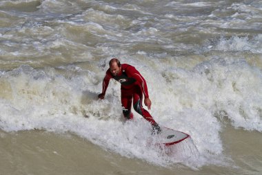 Münih, Almanya - 13 Ekim 2018: Şehir nehrinde sörfçü, Münih Eisbach adı verilen kentsel çevrede sörf yapanlar ile ünlüdür