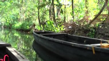 Kochi 'nin durgun kanallarında tekne turu, Kerala, Hindistan' da Koçin. Turistler Alleppey 'in dar kanallarında heyecan verici bir tekne turu yapıyorlar.
