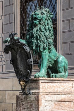 Odeonplatz 'daki Münih Alte Konağı' nda Bavyera aslan heykeli. Bavyera krallarının kraliyet sarayı: Rönesans barok tarzında Court Garden 'dan Festival Salonu Binası manzarası