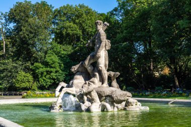 Almanya 'nın Münih kenti yakınlarındaki Botanik Bahçesi' ndeki Neptune Çeşmesi