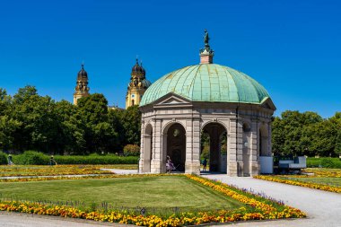 Dianatempel ile Münih 'teki Hofgarten Parkı. Diana Pavyonu ve Münih ve Odeonsplatz 'ın bitişiğindeki Hofgarten arazisi..
