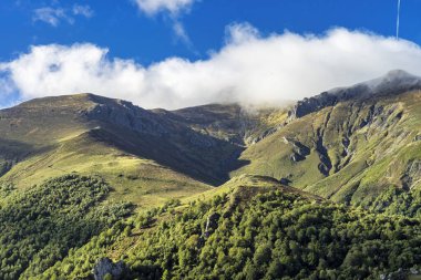 İspanya 'da Fuente De köy Cantabria' nın yanındaki Picos de Europa dağları