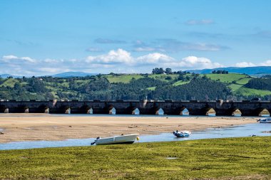 Maza köprüsü, San Vicente de la Barquera, Cantabria, İspanya üzerinde Puente de la Maza nehri kıyısında yer alır..