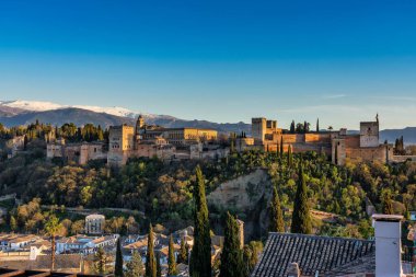 Arkasında Sierra Nevada dağları olan Granada, İspanya 'daki Alhambra Sarayı manzarası