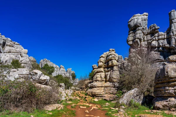 Kayaların eşsiz şekli, 150 milyon yıl önce Jurasik Çağı sırasında meydana gelen erozyondan kaynaklanmaktadır. Tüm dağ, deniz suyu altındaydı. Torcal de Antequera