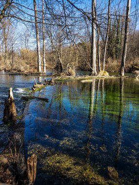 Almanya 'nın Bavyera, Starnberg yakınlarındaki Gauting, Wuermtal' daki pirinç değirmeninde başlayan ormandaki güzel yürüyüş patikası.