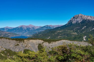 Serre-Poncon Gölü, Fransa 'nın güneydoğusunda, Gap kasabası yakınlarında yer alan bir göldür. Batı Avrupa 'daki en büyük yapay göllerden biridir.