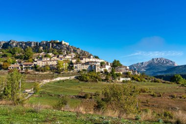 Verdon Gorge, Gorges du Verdon 'daki Trigance köyü Fransız Alpleri, Provence, Fransa' daki yüksek kireçtaşı kayaları ile ünlü kanyonun inanılmaz manzarası.