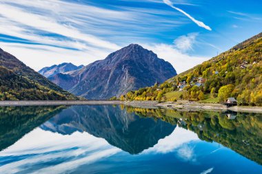 Fransa 'daki Allemond' daki Lac du Verney 'in alt su deposu. Fransa 'daki en büyük hidroelektrik santralidir. Gölün suları Eau d Olle vadisini çevreleyen dağ sıralarını yansıtıyor.