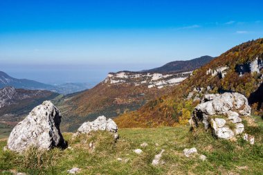 Fransız kırsalında. Pas de l 'Aubasse: Vercors tepeleri, Marly tepeleri ve Val de Drome vadisinin panoramik manzarası.