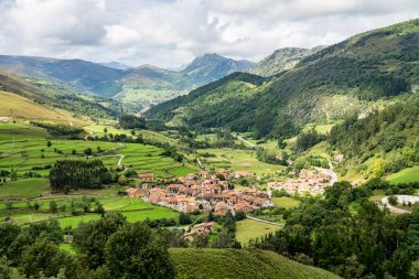 Carmona köyü, Cabuerniga vadisi, Cantabria, İspanya.