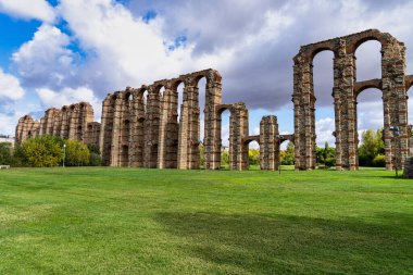 Acueducto de los Milagros, Merida, Extremadura, İspanya 'daki Mucizevi Aqueduct Roma su kemeri köprüsü olup bugün İspanya' nın başkenti Emerita Augusta 'daki Roma kolonisine su sağlamak için inşa edilmiştir..