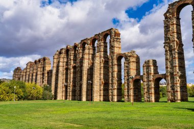 Acueducto de los Milagros, Merida, Extremadura, İspanya 'daki Mucizevi Aqueduct Roma su kemeri köprüsü olup bugün İspanya' nın başkenti Emerita Augusta 'daki Roma kolonisine su sağlamak için inşa edilmiştir..