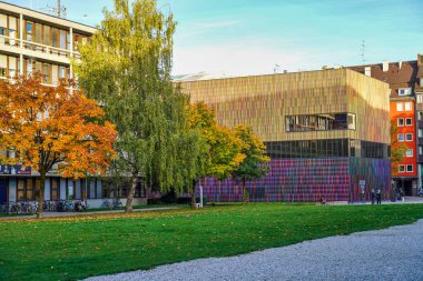 Münih, Almanya - 17 Ekim 2020: Almanya 'nın Münih kentindeki modern müze binası. Simetri. Minimalizm.