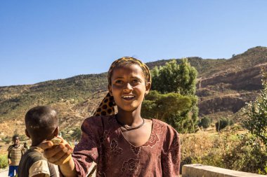 Axum, Etiyopya - 11 Şubat 2020: Etiyopyalı kız Axum 'dan Gheralta' ya giderken görüldü, Tigray Kuzey Etiyopya, Afrika