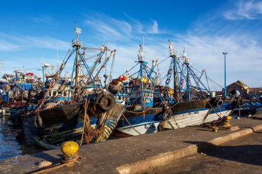 Essaouira, Fas - 24 Ekim 2019: Afrika 'daki Essaouira, Fas limanında bir sürü mavi balıkçı teknesi